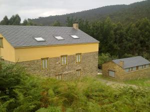 a house with solar panels on the roof at A Cabana de Cao in Loiba