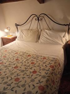 una camera da letto con un letto con copriletto floreale di Roman Babuino Inn a Roma