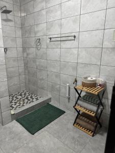 Ένα μπάνιο στο Azas self catering apartment