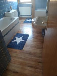 a bathroom with a tub and a toilet and a sink at Ferienhaus Wesertal Monteur in Gottstreu