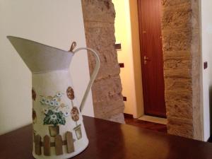 a vase sitting on top of a table at La Casa Di Tufo in Palermo