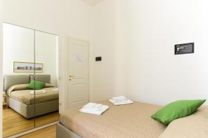 ローマにあるCS Cosy Termini Apartmentの小さなベッドルーム(ベッド2台、鏡付)