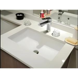 ein weißes Waschbecken im Bad mit Theke in der Unterkunft استوديو فاخر مفروش في الشارقة الزاهية in Sabkhah