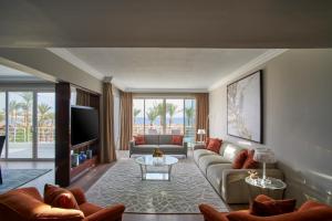 沙姆沙伊赫玛丽蒂姆沙姆沙伊赫度假酒店的客厅里有一张沙发和一张桌子。