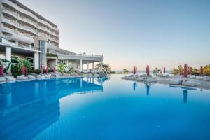 Bazén v ubytování Starlight Resort Hotel nebo v jeho okolí