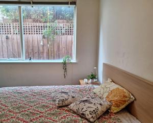a bedroom with a bed with two pillows and a window at Casabeach in Melbourne