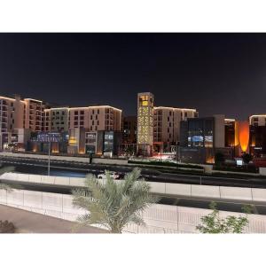 ein Blick auf eine Stadt bei Nacht mit Gebäuden in der Unterkunft استوديو فاخر مفروش في الشارقة الزاهية in Sabkhah