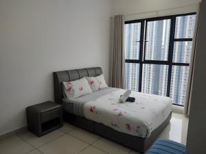 クアラルンプールにあるTrion Hotel by HAVENZA near TRX, Time Square and Bukit Bintangのベッドと大きな窓のある寝室 +26枚の写真