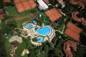 Bazén v ubytování Starlight Resort Hotel nebo v jeho okolí