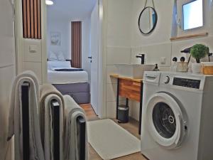 Ένα ή περισσότερα κρεβάτια σε δωμάτιο στο JIRVISTA-Homes, voll ausgestattete Wohnung im EG, kontaktloser Zutritt