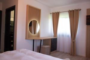 Ένα ή περισσότερα κρεβάτια σε δωμάτιο στο Mera House Bilbor +5 φωτογραφίες
