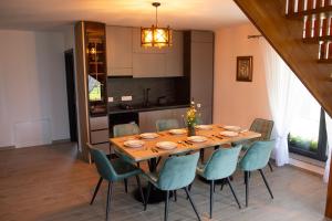 a kitchen and dining room with a wooden table and chairs at Mera House Bilbor in Bilbor