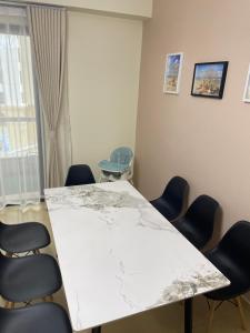 una sala de reuniones con una mesa y sillas blancas en Luxury Residence in the Heart of JBR, en Sabkhah 40 fotos más