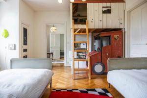 1 dormitorio con 2 camas y 1 dormitorio con litera en Manor House With Lake House Near Stockholm, en Ekolsund