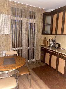 - une cuisine avec une table, une table et des chaises dans l'établissement Затишна квартира КОМФОРТ, à Oujhorod 6 autres photos