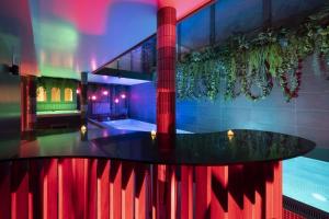 Bazén v ubytování Queen Suite with Balcony and Private Spa Access 21h30-23h30 nebo v jeho okolí