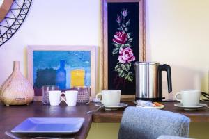 Příslušenství pro přípravu čaje a kávy v ubytování Queen Suite with Balcony and Private Spa Access 21h30-23h30