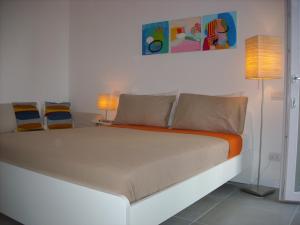 a bed in a white room with two lamps at Villa Lina B&B in San Felice Circeo