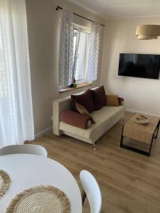 una sala de estar con un sofá y una mesa en Sowa, en Lipno