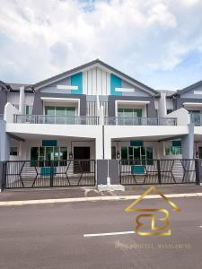 een groot wit gebouw met een geel nummer op straat bij GatherLuxe Ipoh, Landed 14Pax, KTV, Kids Room, Baby Cot in Chemor