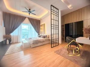 een grote slaapkamer met een bed en een plafondventilator bij GatherLuxe Ipoh, Landed 14Pax, KTV, Kids Room, Baby Cot in Chemor