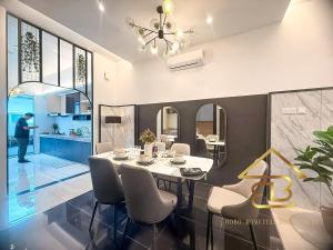 een eetkamer en keuken met een tafel en stoelen bij GatherLuxe Ipoh, Landed 14Pax, KTV, Kids Room, Baby Cot in Chemor +31 foto's
