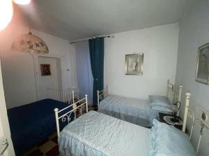 Ένα ή περισσότερα κρεβάτια σε δωμάτιο στο La Taverna +3 φωτογραφίες