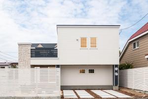 a white house with a red roof at サイエンスホームaloha style in Sapporo +32 photos