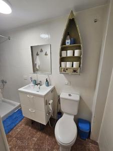 Un baño con inodoro, lavabo y bañera. en Estudio Stephane Chapparal Costa del silencio, en Las Galletas 12 fotos más