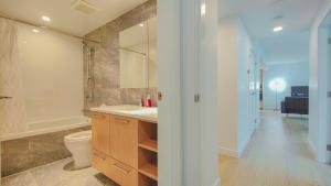 Koupelna v ubytování Modern High-Rise Condo with Stunning Garden Views