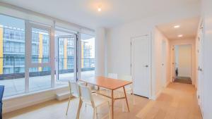 Posezení v ubytování Modern High-Rise Condo with Stunning Garden Views + 16 fotografií