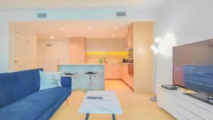 Kuchyň nebo kuchyňský kout v ubytování Modern High-Rise Condo with Stunning Garden Views