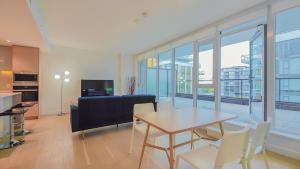 TV a/nebo společenská místnost v ubytování Modern High-Rise Condo with Stunning Garden Views