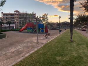 un parque con un área de juegos con tobogán en Encantador Apartamento dúplex con vistas al mar, en Canet de Berenguer