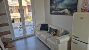a living room with a couch and a refrigerator at La dimora di Matteo in Marina di Montenero