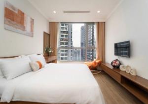 Giường trong phòng chung tại Landmark Aurora by Vinhomes Apartment