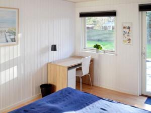 a bedroom with a desk and a bed and a window at Family Haven in Kramnitze - By Traum Ferienwohnungen in Kramnitse