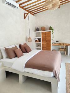 een slaapkamer met een groot bed en een bureau bij Kura Kura - new 2 Room Luxury Private Pool Villa in Gili Trawangan