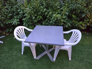 Сад в Modern 3-Level City Apartment Prime Cashel Street