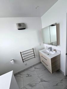 Ванная комната в Modern 3-Level City Apartment Prime Cashel Street