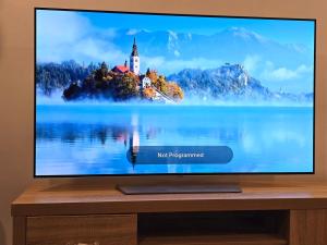 TV a/nebo společenská místnost v ubytování Modern 3-Level City Apartment Prime Cashel Street