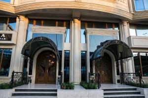 um edifício com duas grandes portas e escadas à frente em Azalea Hotel Baku em Baku