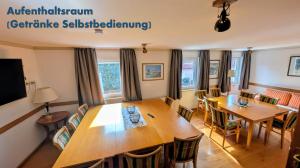 ObereisenheimにあるGasthof Hotel Roseの大きな木製のテーブルと椅子のあるダイニングルーム +7枚の写真