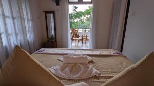 Ce lit se trouve dans un dortoir doté d'un couvre-lit. dans l'établissement Lake side haven villa, à Tangalle