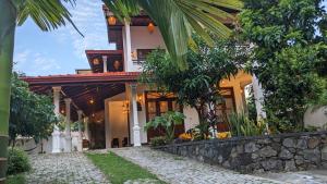 une maison avec un chemin en pierre devant elle dans l'établissement Lake side haven villa, à Tangalle