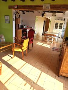 Posezení v ubytování Maison charmante à Ruillé-sur-Loir avec jardin privé