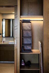 een inloopkast met handdoeken en een wastafel bij Bright 41 m² Condo Pools Beach Shuttle S6502 in Rawai Beach