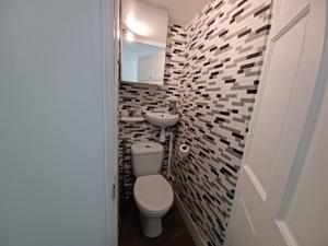 Un baño pequeño con inodoro y lavabo. en The Maple, en Grays 80 fotos más