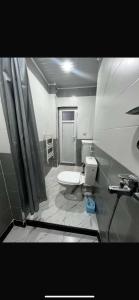 a bathroom with a toilet and a sink at Appartement familial et calme proche des plages & Alger in Mahelma