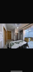 a room with a table and chairs and a kitchen at Appartement familial et calme proche des plages & Alger in Mahelma